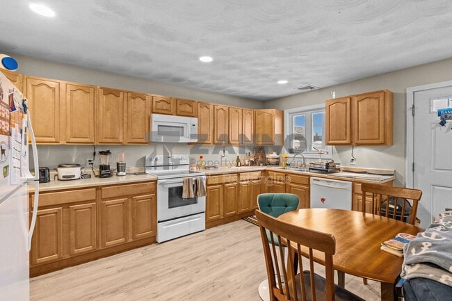 Photo - 498 Park Ave