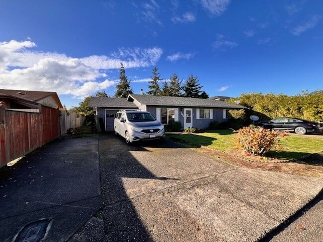 Building Photo - 3 bedroom 1 bath house w/ attached garage in Coos Bay!
