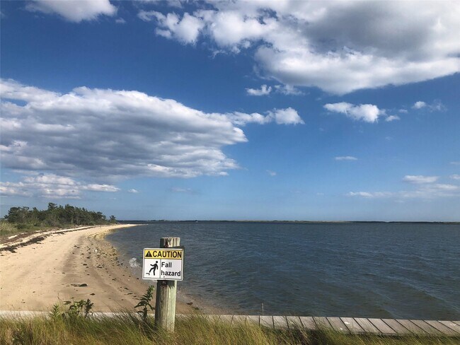 Photo - 24 E Point Ln House