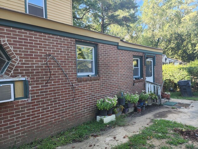 Building Photo - 2bd 1 bth williamsburg Unit 206 A Rental