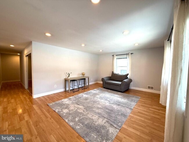 Photo - 701 N Vermont St