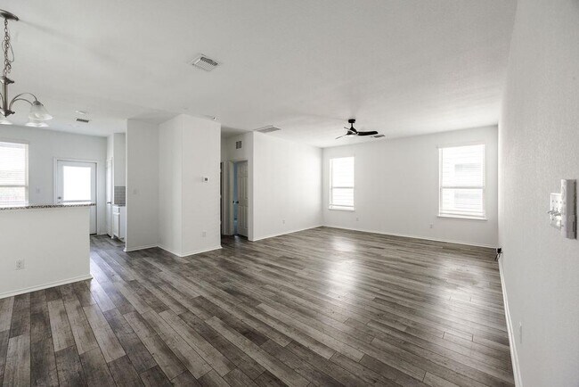 Photo - 448 English Oak St