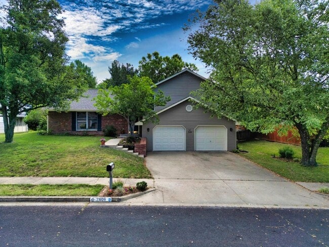 Building Photo - Fantastic Location! Close to MKT & Twin Lakes! 3BR/2.5BA/2000sqft., 2-Car Garage, Large Fenced Ya...