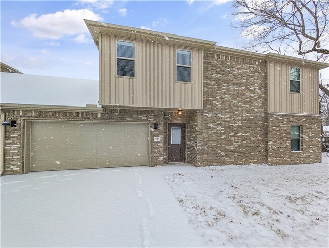 Building Photo - 195 E 2nd St