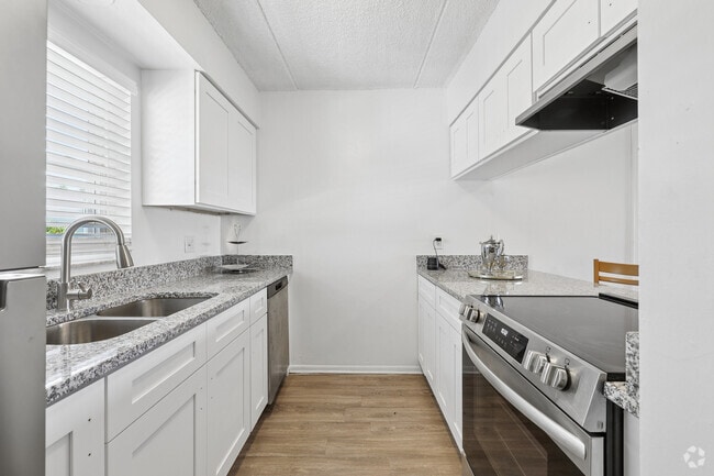 2BR, 1BA - 1,050SF - Kitchen - Villas at City Center