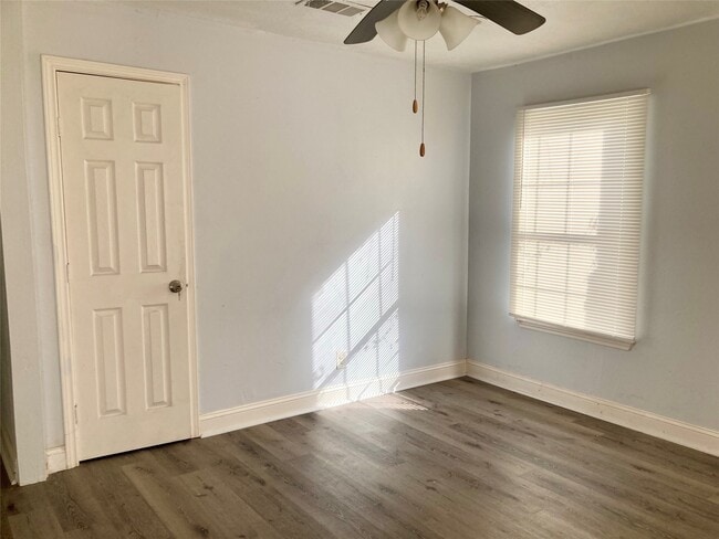 Photo - 331 Terminal St