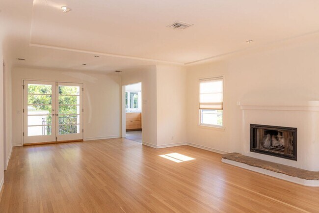 Haven in Eagle Rock: Stunning 3-Bedroom Re... - Haven in Eagle Rock: Stunning 3-Bedroom Re... House