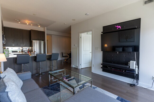 Photo - 19 Yorkville Ave Unit ID1022955P