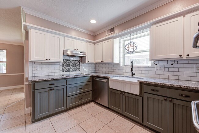 Photo - 607 Ellingham Dr
