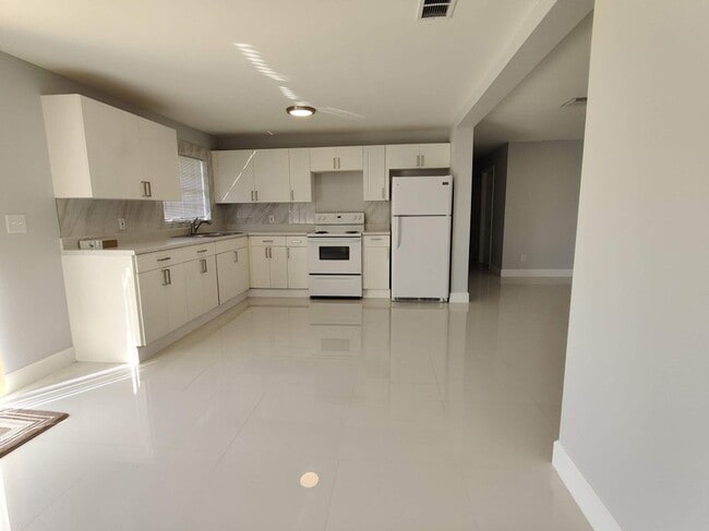Building Photo - 1316 W 32nd St Rental