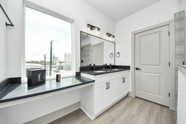 Photo - 5321 Kindred Gdn Ln