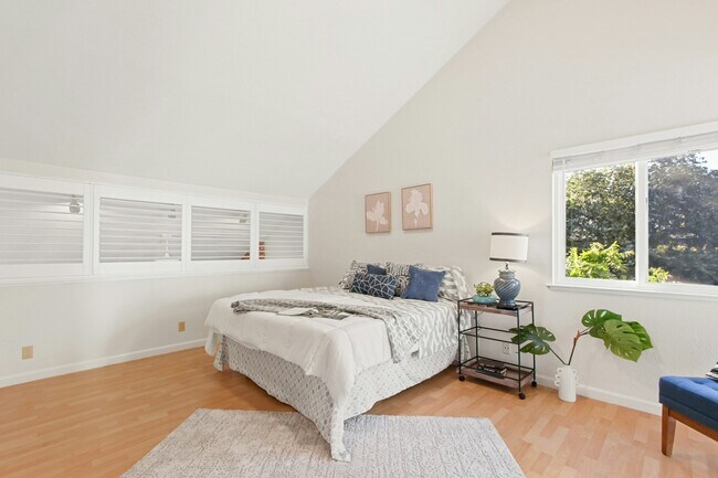 Photo - 325 E 8th St