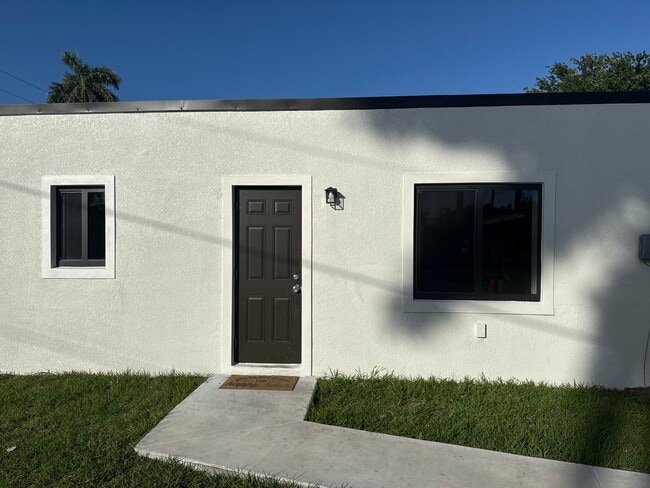 Building Photo - Palm Beach Blvd Unit 3