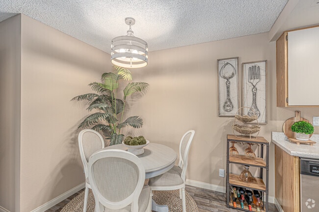 2BR, 2BA - 918SF - NON UPGRADED Dining Room