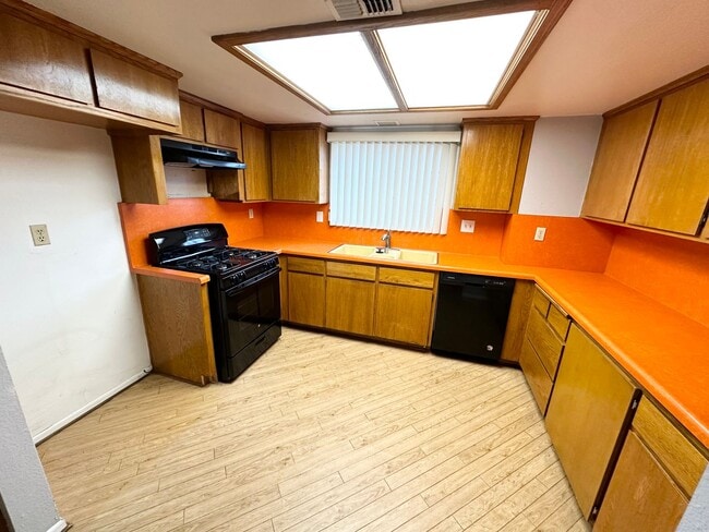 Photo - Beautiful 3 bed/2 bath unit in Huntington Beach Unidad A