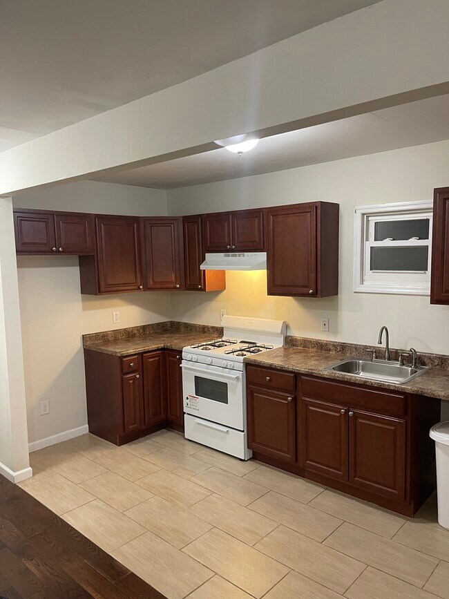 Kitchen - 731 E 23rd St Unit 1