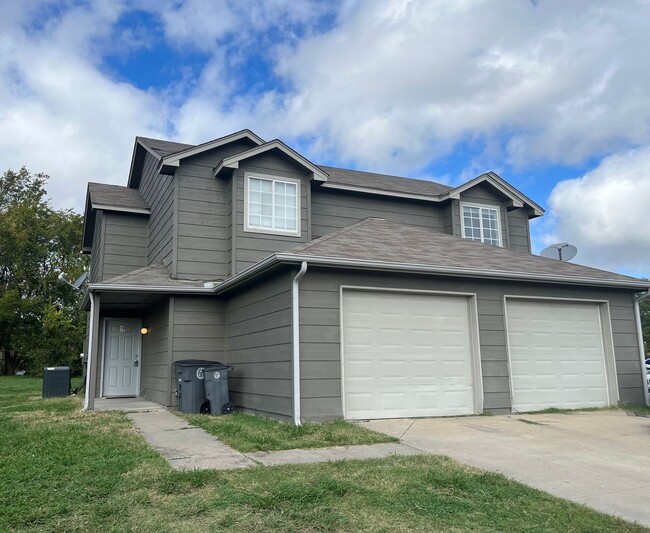 Building Photo - 3 bedroom Two Story Duplex!