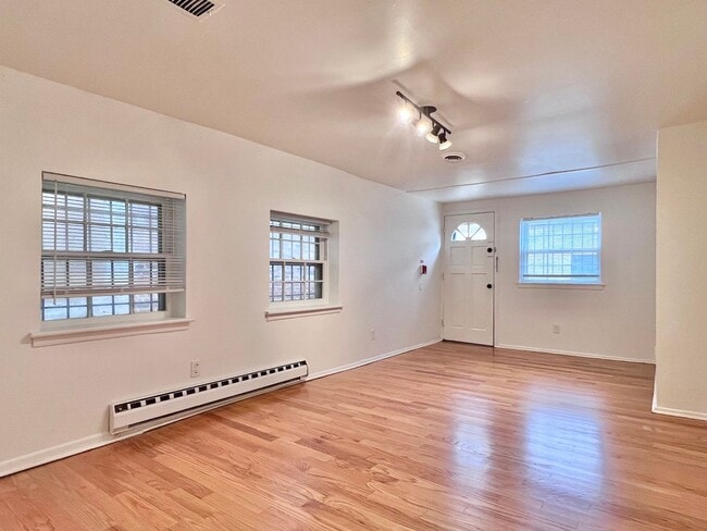 Building Photo - Spacious 1 BR w/ Private Entrance & Renova... Unit #B