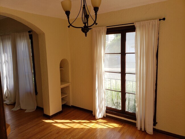 Photo - 2137 Vine St Unidad 2137 Vine St. 90068