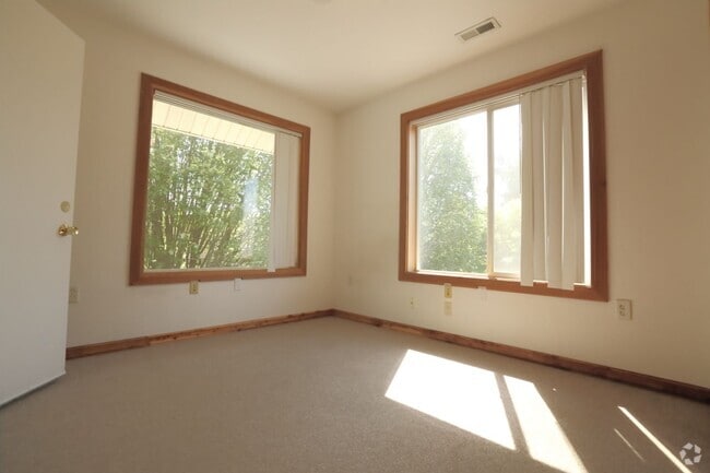 Building Photo - Spacious upper 3-bedroom unit with 2 full ... Rental