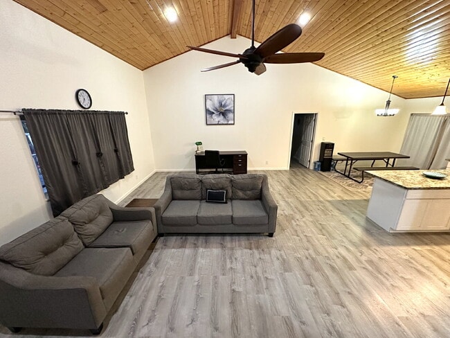 Building Photo - Available Now!  Fully Furnished 3bd/2ba ho...