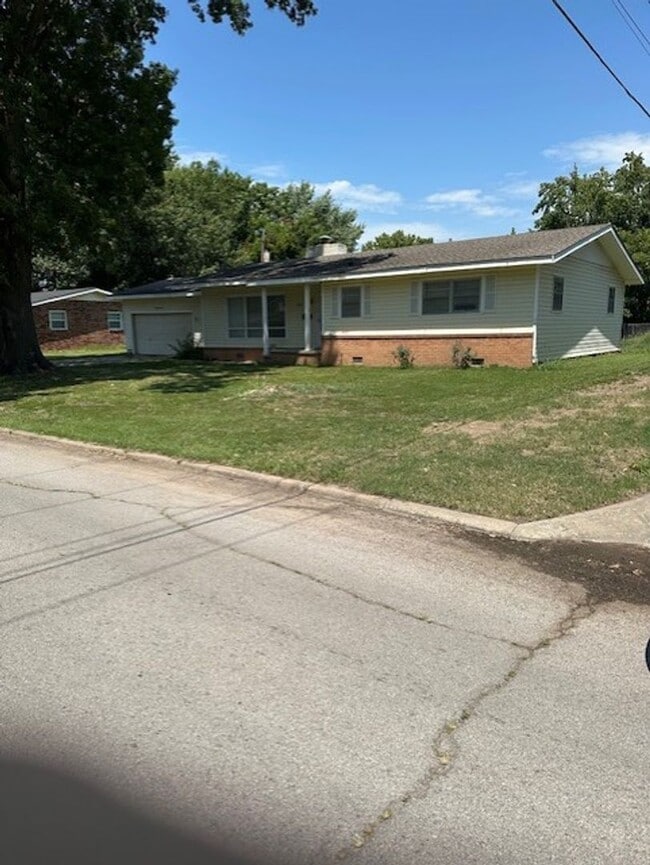 Building Photo - Charming 3 bed, 2 bath, 2 car garage in we... Rental