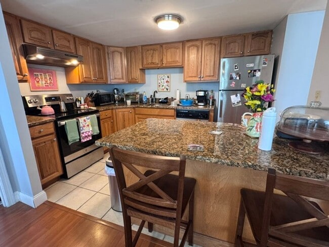 Building Photo - NO FEE!!! PARKING INCLUDED!!! A/C!! W/D IN-UNIT! 2 BED/2 BATH WITH BALCONY & DINING ROOM AVAI...