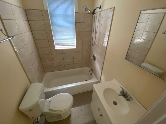 Building Photo - 373-375 Blatchley Avenue Unit #2B Rental