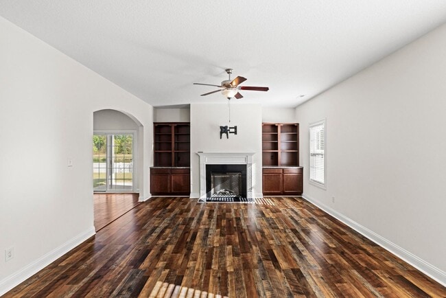 Photo - Large 5 bedroom home- don't miss this one!