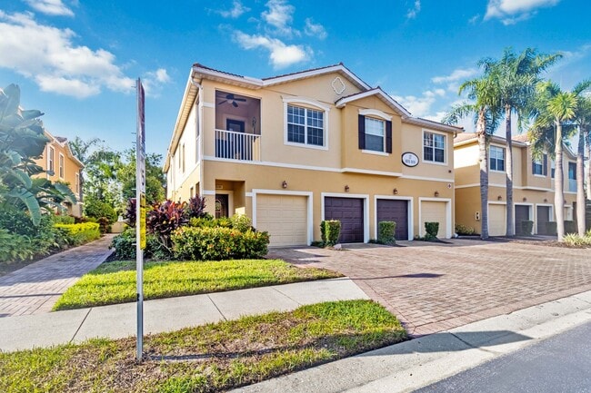 Building Photo - Exquisite & Breathtaking 2 Bedroom 2 Bath Condo Fully Furnished