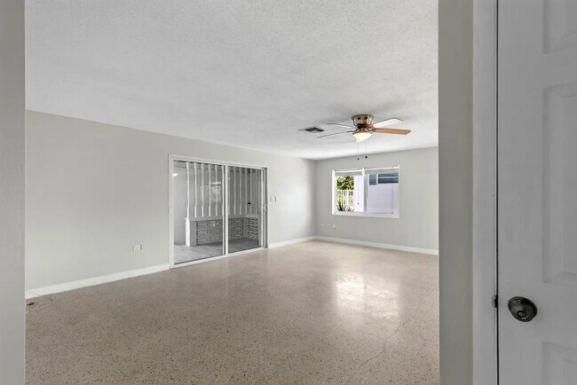 594 W Shore Dr