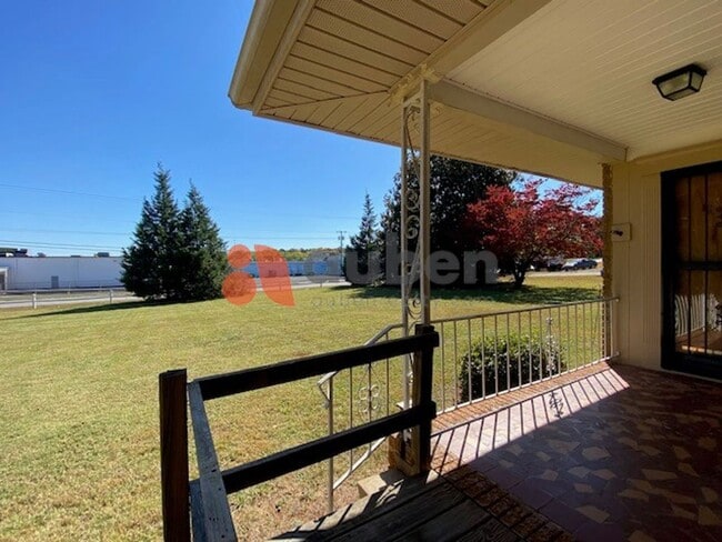 Photo - 3 Bedroom 2 Bathroom with Spacious Lot! $3...