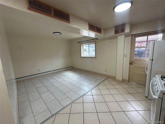 Photo - 1214 E 224th St