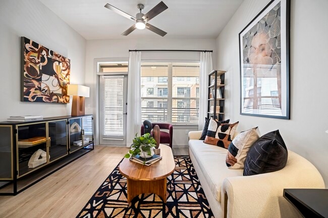 Experimente la elegancia de este espacio habitable contemporáneo, perfecto para la relajación y el entretenimiento. - The Emory