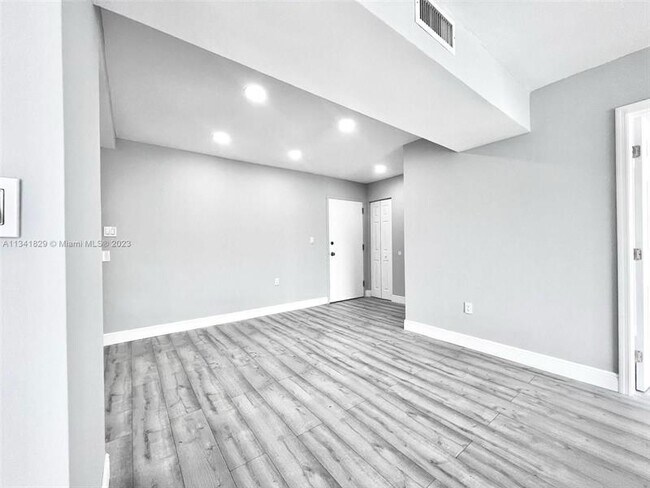 Photo - 4174 Inverrary Dr Unit 412