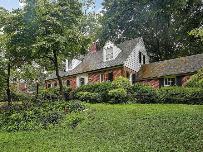 Building Photo - 5806 Kenmore Rd