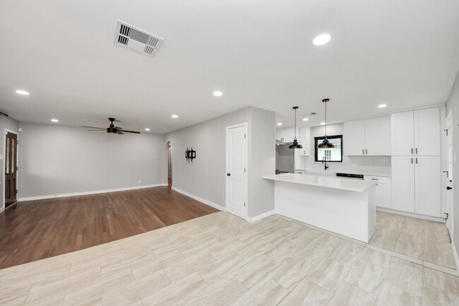 Photo - 4821 Viking Dr