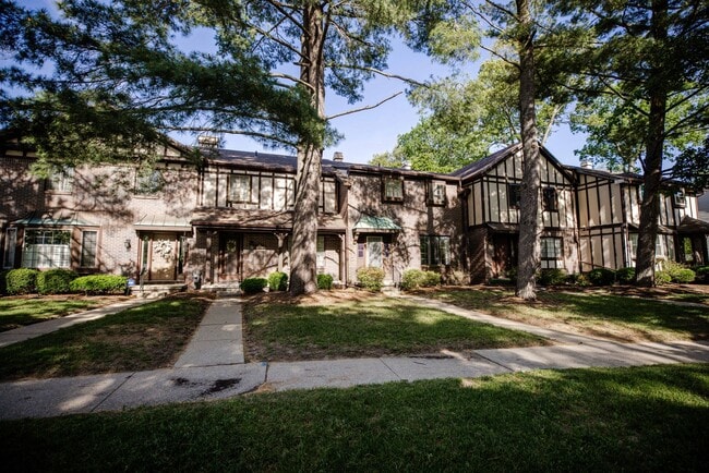 Building Photo - Beautiful Condo for Rent - Appliances included, washer and dryer hook ups, one and half bath, ver...