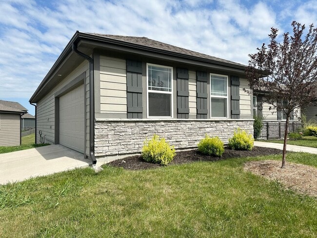 Photo - Spacious 4 Bed Attached Villa in Blue Springs w/ New Flooring Throughout