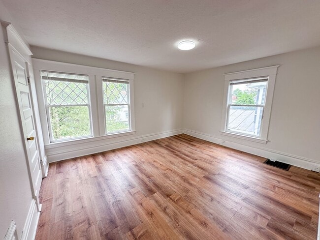 Photo - 806 Kalamazoo Ave SE Unit Apt 2