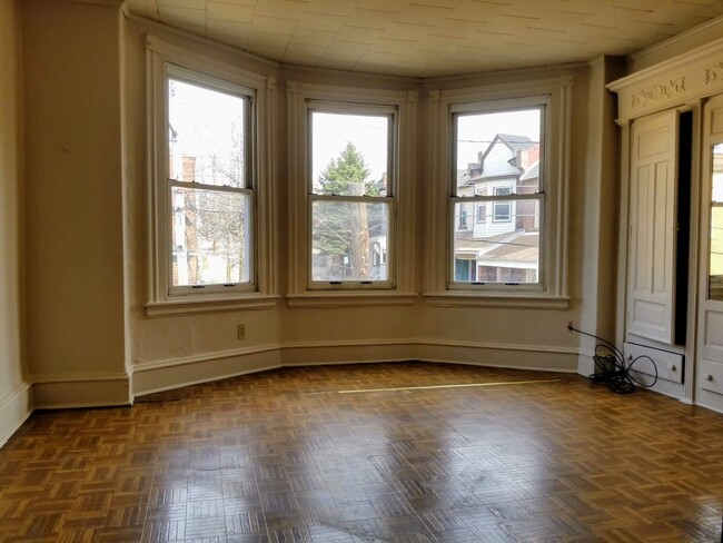 Photo - Spacious Three Bedroom in Oakland! Decorative Fireplaces & Lots Of Natural Light! Call Today!