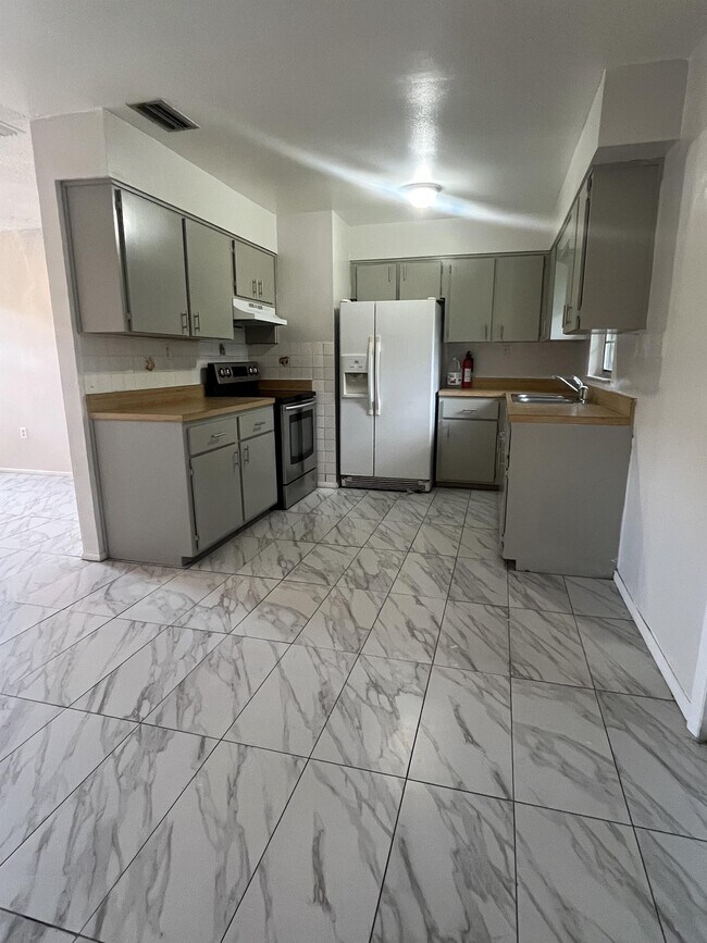 1304 Louis Ct