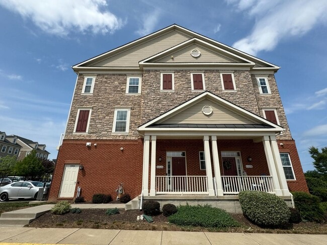 Building Photo - Stunning 3 Bed 2.5 Bath End Unit Townhome ...