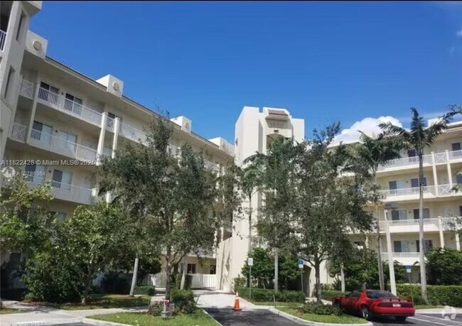 Building Photo - 3500 Oaks Clubhouse Dr Unit 211
