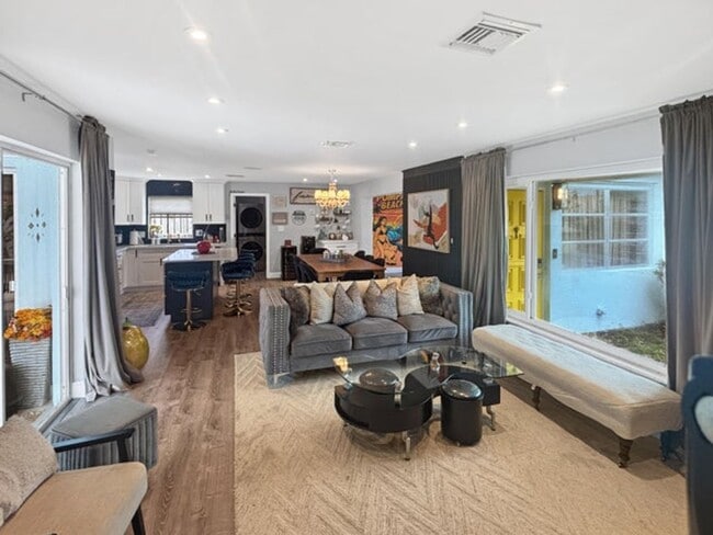 Photo - 100 SW 17th St