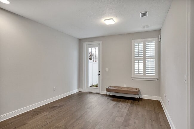 Photo - 3215 W De Leon St