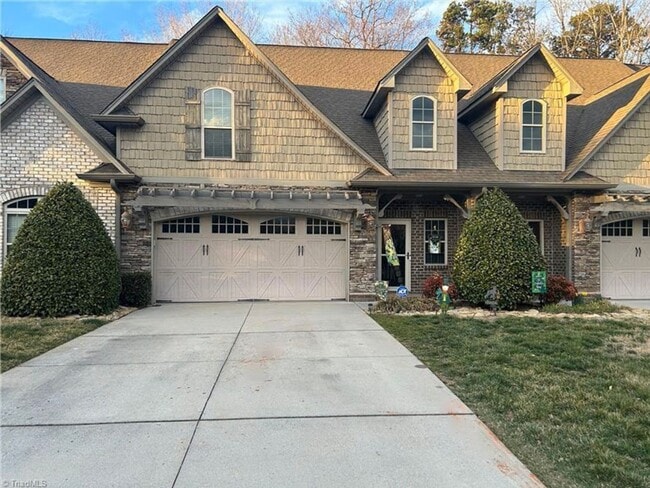Building Photo - Spacious & Stylish 3 Bedroom, 2 1/2 Bathro... Rental