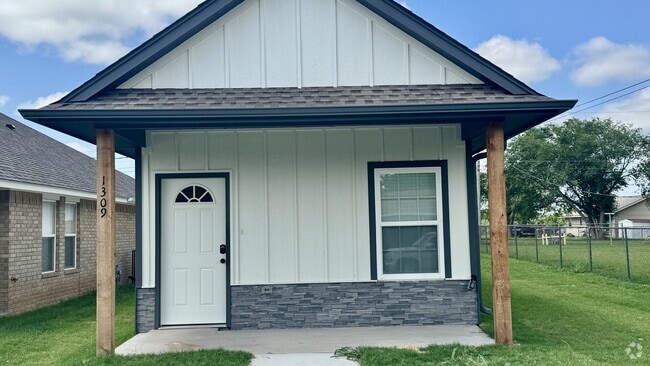 Building Photo - 1311 SW Wisconsin Ave Rental