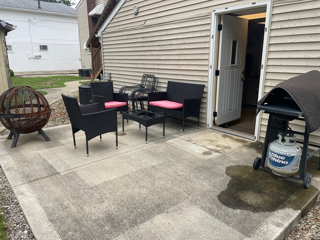 Photo - 17763 Mahoning Ave Unit Shop