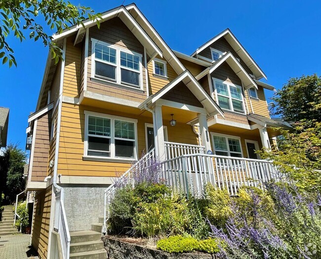 Building Photo - Fabulous Wallingford Townhome